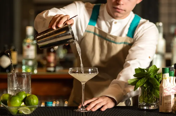 mitsis_kamena-vourla_galini_jason-bar_cocktail-making.jpg