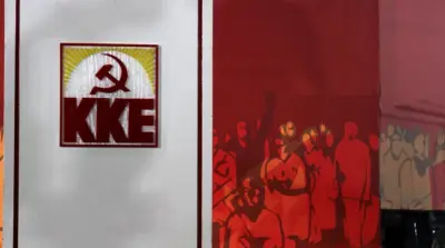 kke-anithikos-o-polakis-kai-o-tsipras-pou-ton-kaluptei.w_hr.jpg